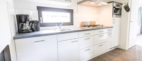 Kühlschrank, Mikrowelle, Herdplatte, Geschirrspüler