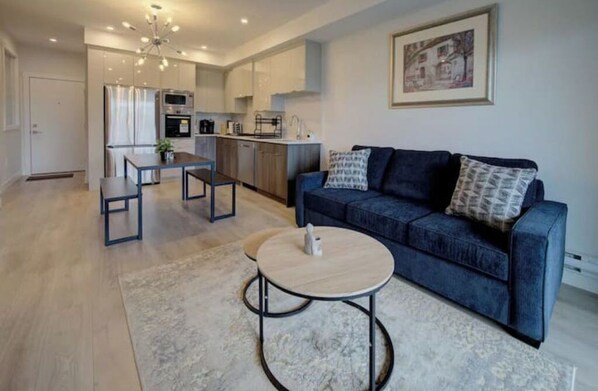 Smart TV - Central Condo with AC and Private Balcony (Surrey)