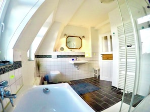 Douche, sèche-cheveux, serviettes fournies, savon