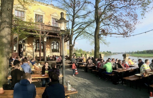 Stilvoll sanierte Altbauwohnung in denkmalgeschützter Stadtvilla nahe Elbradweg