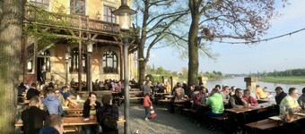 Stylishly renovated old apartment in a listed city villa near the Elbe cycle path