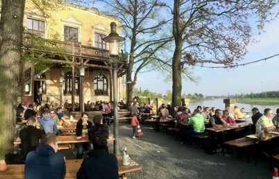 Stylishly renovated old apartment in a listed city villa near the Elbe cycle path