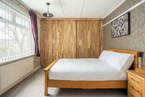 2 chambres, fer et planche à repasser