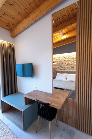 1 bedroom, premium bedding, desk, laptop workspace
