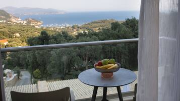 Luxury Villa | Premium bedding, desk, laptop workspace, blackout drapes