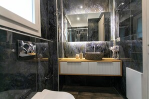 Luxury Villa | Bathroom | Shower, hydromassage showerhead, hair dryer, towels