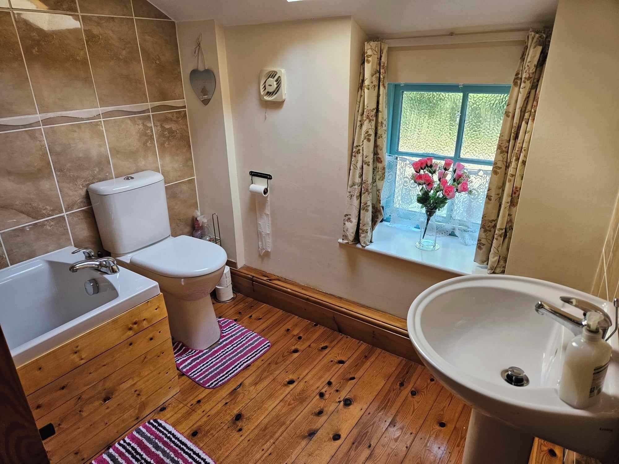 Cottage | Bathroom | Combined shower/bathtub, deep-soaking bathtub, hair dryer, towels