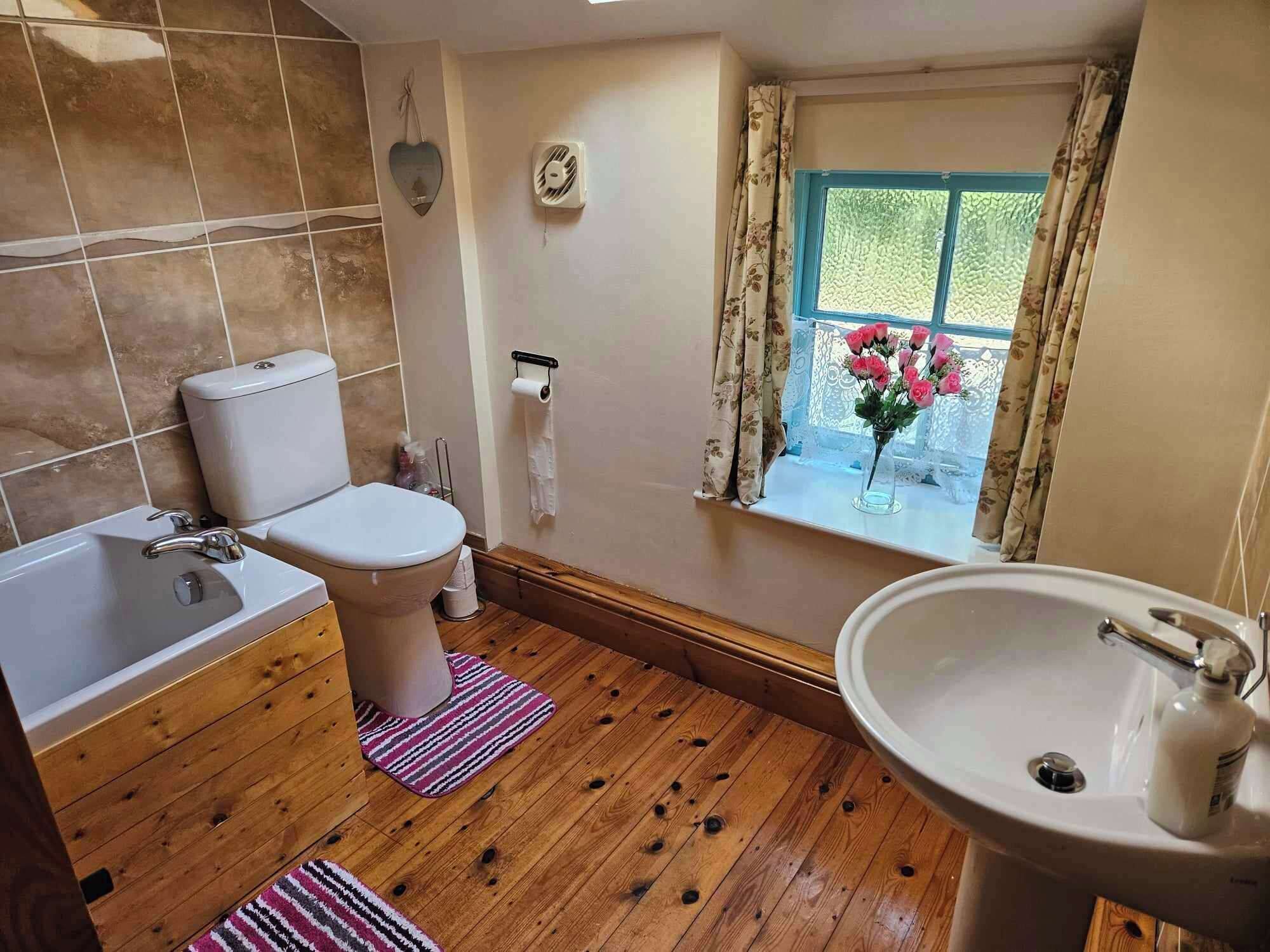 Combined shower/tub, deep soaking tub, hair dryer, towels