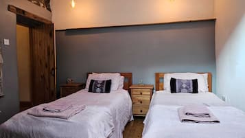 Cottage | 2 bedrooms, iron/ironing board, free WiFi, bed sheets