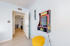 5 bedrooms, internet, bed sheets
