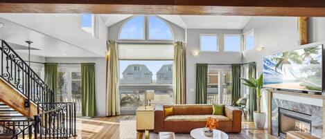 TV connectée, cheminée, jeux vidéo, livres