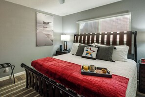 4 slaapkamers, een bureau, een strijkplank/strijkijzer, reisbedje