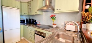 Réfrigérateur, four à micro-ondes, un four, lave-vaisselle