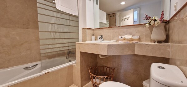 Douche, séchoir à cheveux, serviettes fournies