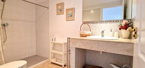 Douche, séchoir à cheveux, serviettes fournies