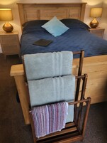 Habitación de diseño doble, 1 cama de matrimonio grande | Espacio para trabajar con un portátil y wifi gratis