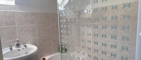 Combined shower/bathtub, free toiletries, hair dryer, towels