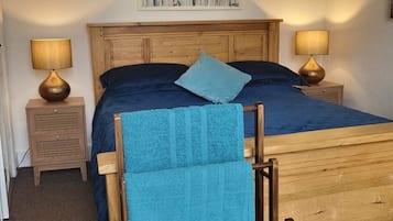 Design Double Room, 1 King Bed | Laptop workspace, free WiFi