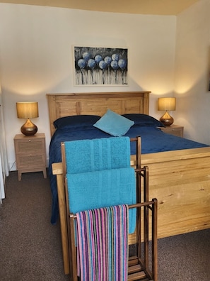 Quarto casal design, 1 cama King | Espaço de trabalho para notebook, Wi-Fi de cortesia