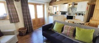 Dragonfly Cottage (sleeps 2-4)