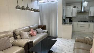 House, 1 Queen Bed | Living area