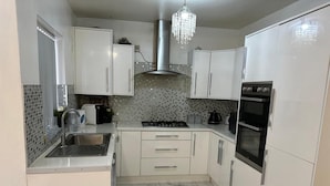 Private kitchen - Stunning 1 Double Bedroom in Longsight Manchester (Manchester)