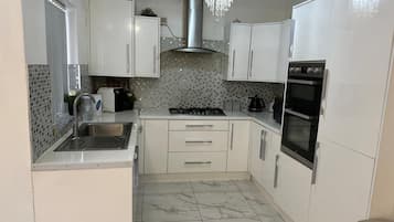 House, 1 Queen Bed | Private kitchen | Fridge, microwave, oven, stovetop