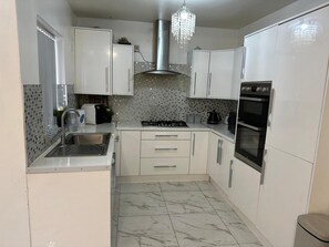 House, 1 Queen Bed | Private kitchen | Fridge, microwave, oven, stovetop - Stunning 1 Double Bedroom in Longsight Manchester (Manchester)