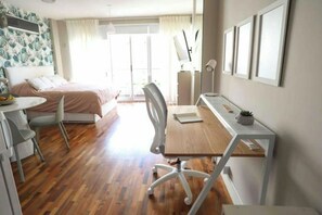 1 chambre, fer et planche à repasser, accès au Wi-Fi (inclus)