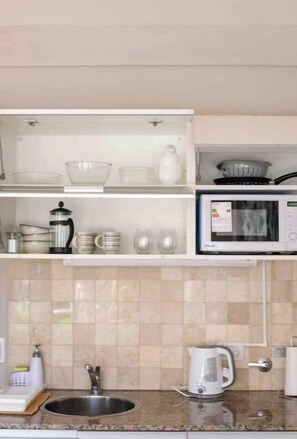 Four à micro-ondes, un four, surface de cuisson, cafetière-théière