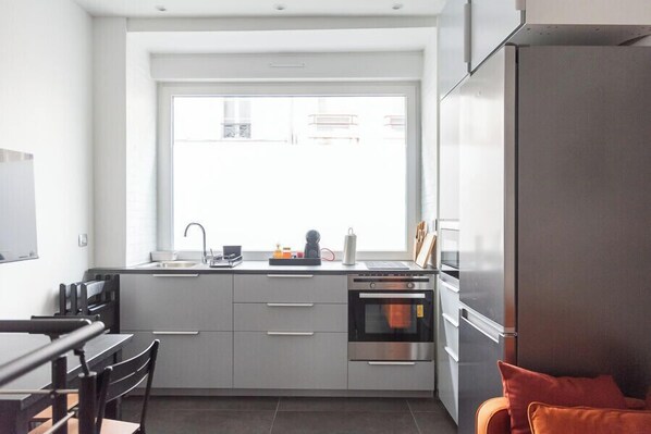 Fridge, microwave, oven, coffee/tea maker