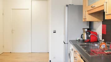 Een koelkast, een microgolfoven, een oven