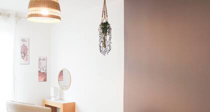 Cosy and Bright Apartment with Private Balcony