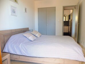1 chambre, fer et planche à repasser, literie fournie
