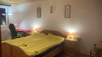 3 habitaciones, escritorio, tabla de planchar con plancha y wifi gratis