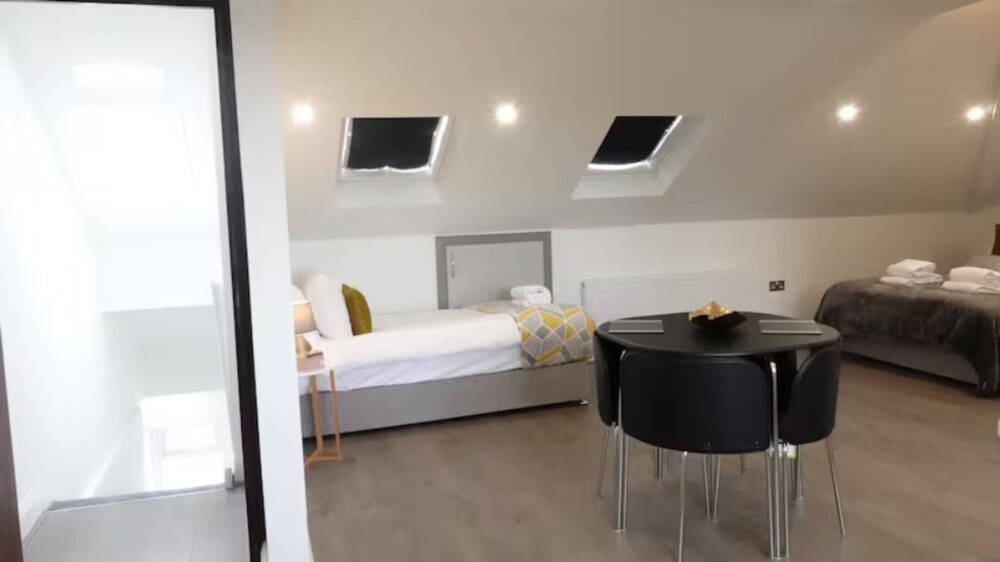 Convenient Studio Flat Near Heathrow Airport Free Parking, 1 King & 1 Single Bed Feltham Vrbo