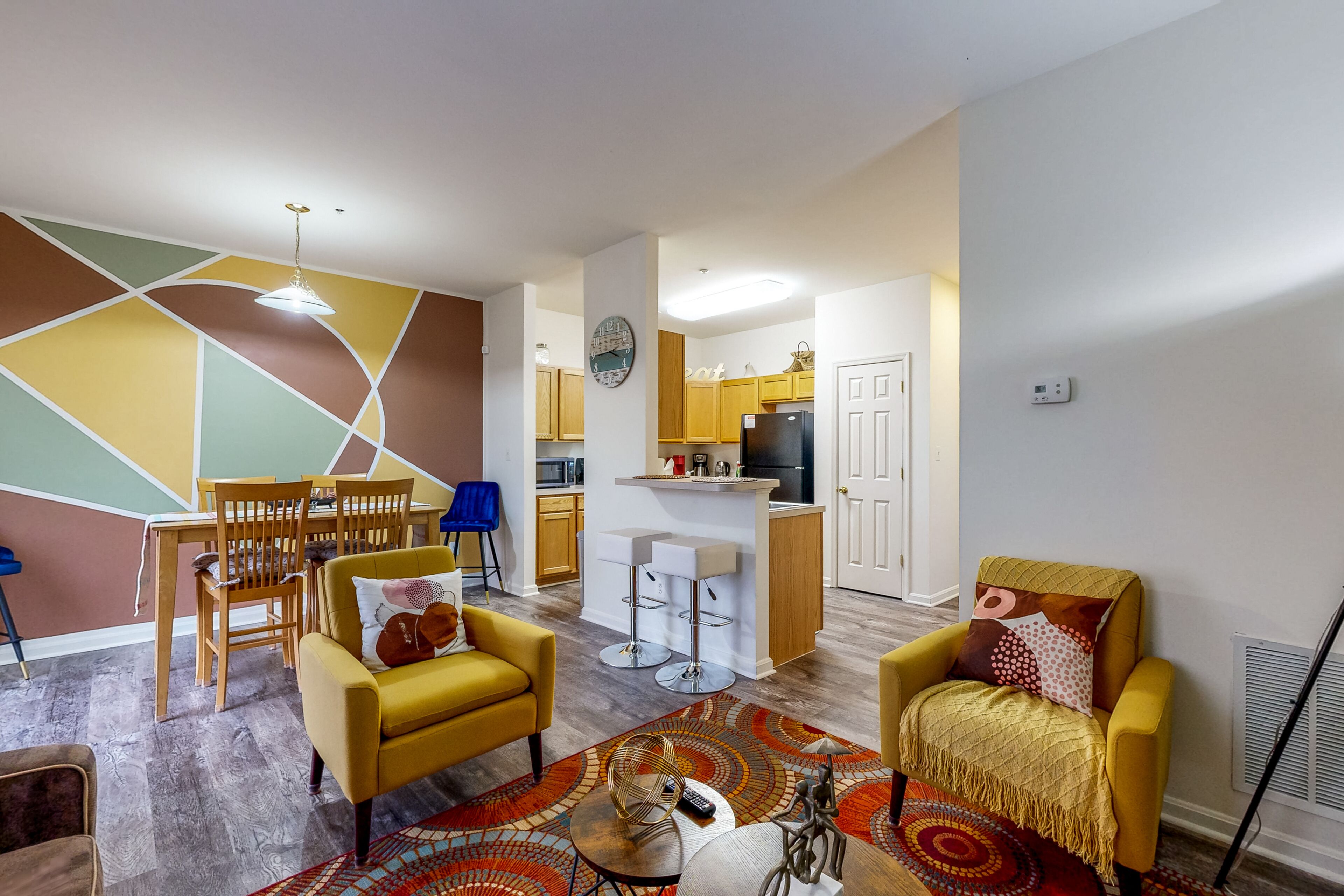 Quiet Townhome with Full Kitchen, Private Washer/Dryer, WiFi & Central AC