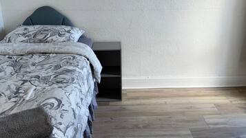 3 habitaciones, escritorio, tabla de planchar con plancha y wifi