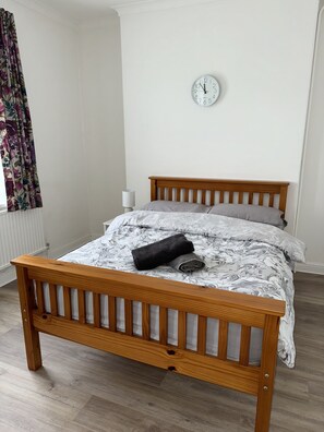 3 室のベッドルーム、デスク、アイロン / アイロン台、WiFi