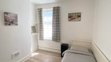 3 Schlafzimmer, Schreibtisch, Bügeleisen/Bügelbrett, WLAN