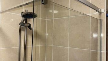 Kostenlose Toilettenartikel, Haartrockner, Handtücher, Seife