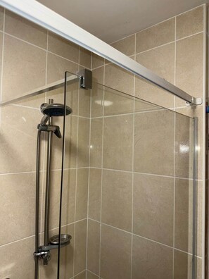 Free toiletries, hair dryer, towels, soap - 3 Bed Retreat Cardiff Free Parking Long Stays and Short Stay (Cardiff)