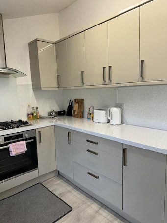 Kühlschrank, Mikrowelle, Ofen, Herdplatte. 3 Bed Retreat Cardiff Free Parking Long Stays and Short Stay