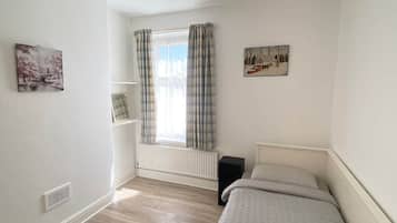 3 Schlafzimmer, Schreibtisch, Bügeleisen/Bügelbrett, WLAN