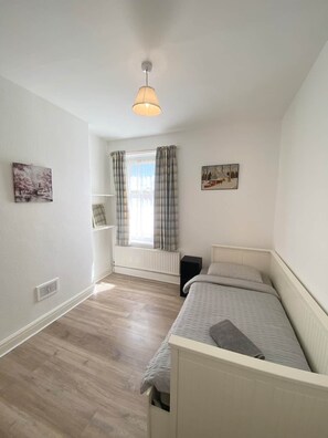 3 bedrooms, desk, iron/ironing board, WiFi - 3 Bed Retreat Cardiff Free Parking Long Stays and Short Stay (Cardiff)