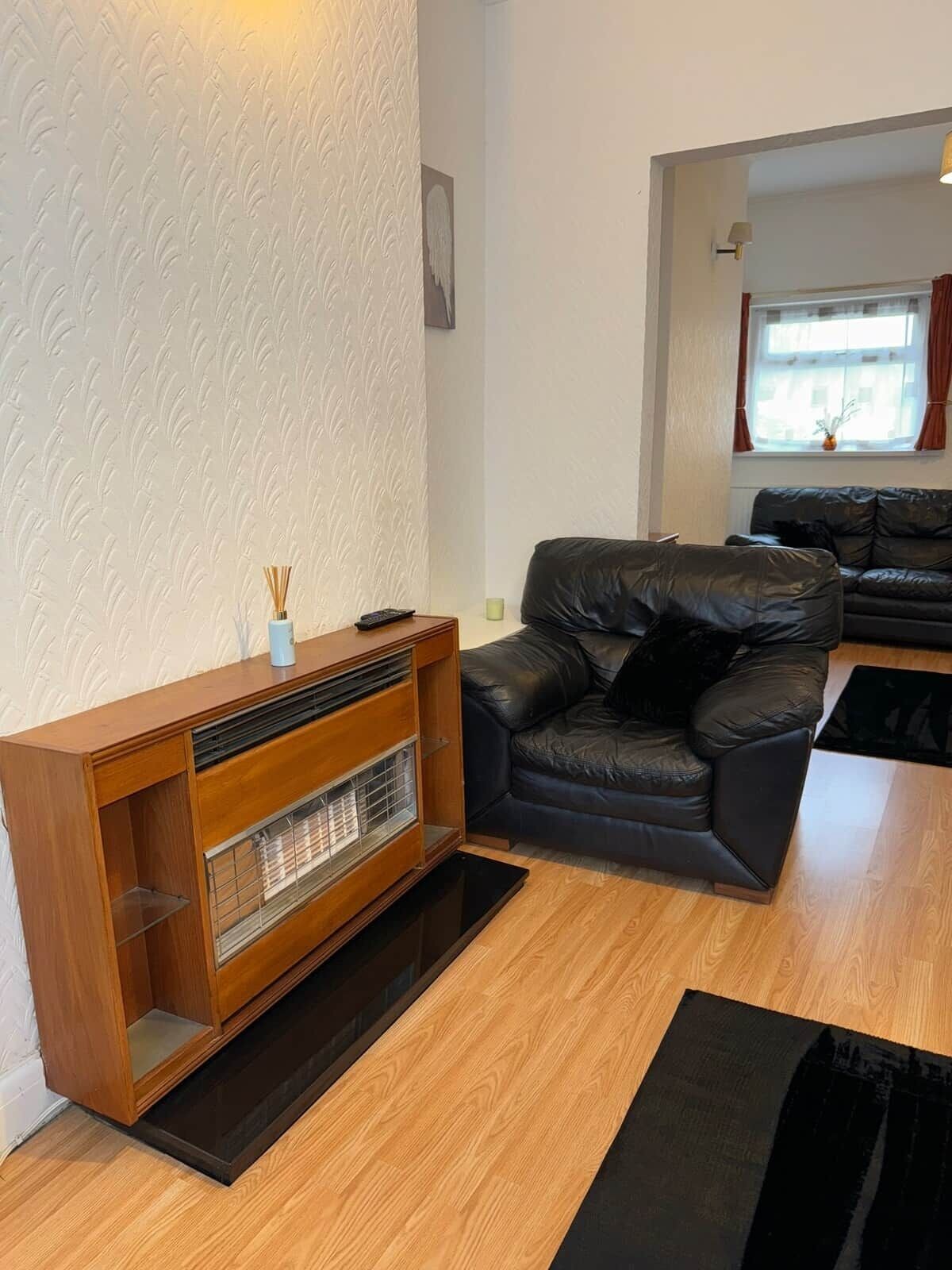 Smart-TV, Kamin, Bücher