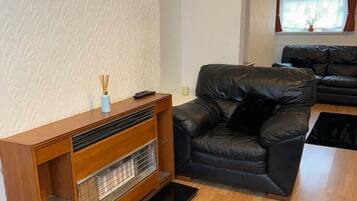Smart-TV, Kamin, Bücher