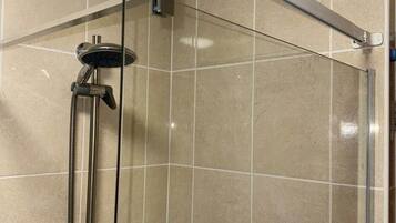 Kostenlose Toilettenartikel, Haartrockner, Handtücher, Seife