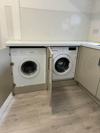 Interior. 3 Bed Retreat Cardiff Free Parking Long Stays and Short Stay