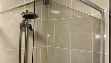 Toalettartikler (inkludert), hårføner, håndklær og såpe